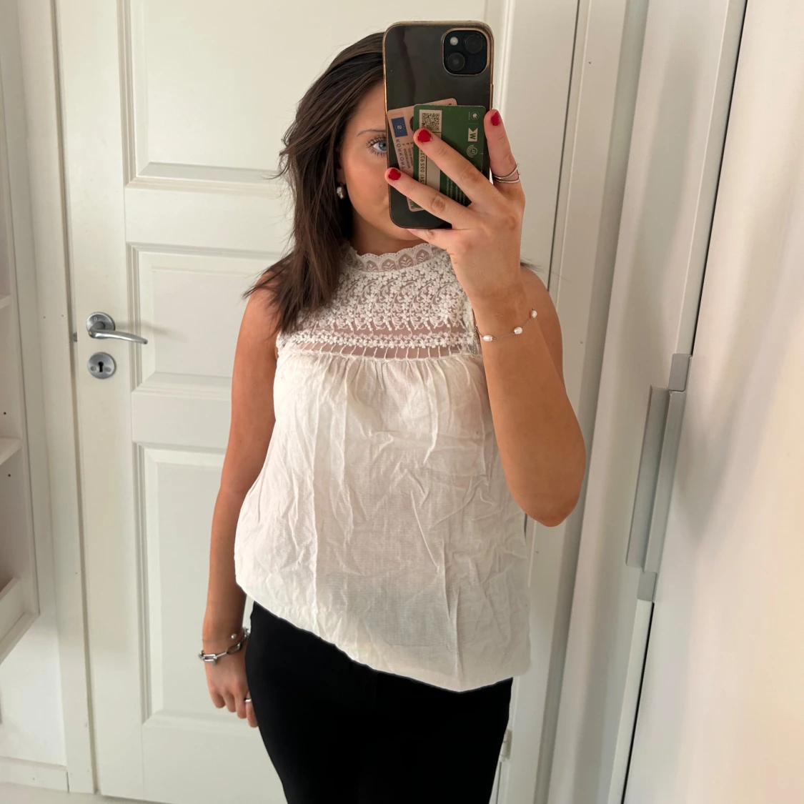 Vit ärmlös blus med spetsdetaljer
