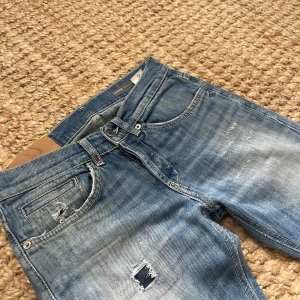 Dondup George jeans  - Tjena säljer dessa DonDup George jeans med feta slitningar!  Dem är i storlek 30  Hör gärna av er vid funderingar och frågor!