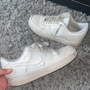 Air Force 1s - Ett par vita air force ones i storlek 45. Lite smutsiga annars inget annat tecken på användning. Tvättas innan frakt.