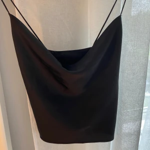 Svart festtopp - Topp med korsad rygg från monki. Nyskick