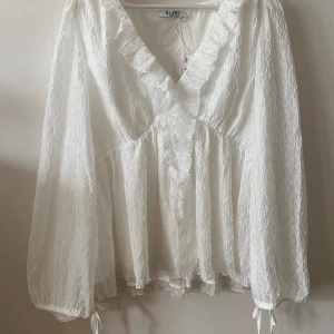 Vit blus  - Vit blus med volanger från na-kd, helt oanvänd med prislapp på.