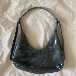 blågrå väska - blågrå väska från nakd