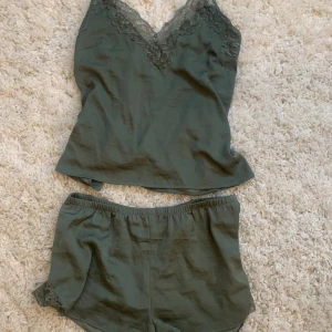 Pyamas grön - Satinpyamas med spettskant strlk S från H&M. Den är i fint skick.