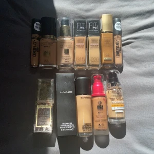 Samling av olika foundations - Säljer en samling av olika foundations från flera kända märken. Här finns allt från Max Factor Face Finity All Day Flawless, Maybelline Fit Me Matte + Poreless, till MAC Matchmaster Foundation SPF 15. Färgerna varierar från ljusa till medium nyanser. Perfekt för dig som vill testa olika foundations och hitta din favorit! Skriv gärna om du har några frågor eller är intresserad ❤️ står för frakten!!! 3 foundations är använda, resten är helt nya och oanvända 😊