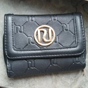 svart plånbok - River island svart plånbok, väldigt bra skick🩷