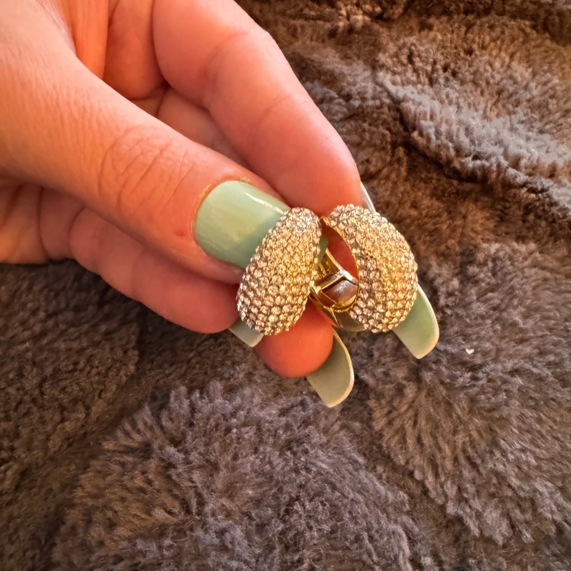 Två par örhängen med pärlor och strass - 93