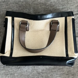 Handväska  - Höjd: 23 cm Bredd: 32 cm Nästan oanvänd!