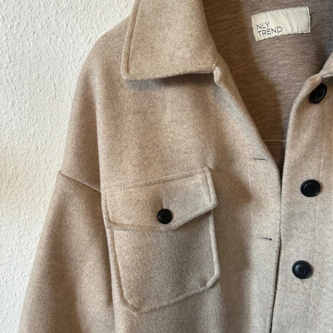 Beige overshirt från NLY Trend - 91