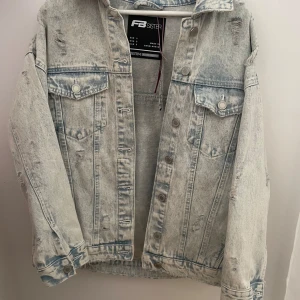 oversized jeansjacka - Säljer denna skitsnygga jeansjackan från FB Sister. Den är helt oanvänd och prislappen är kvar. nypris 419kr. Klicka gärna på ”köp”💕💕