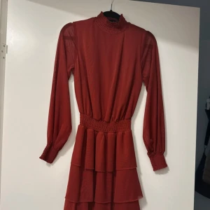 Röd klänning från Gina Tricot - Fin klänning i lite mörkare röd. 