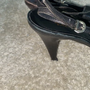 Svarta pumps med klack - Säljer ett par eleganta svarta pumps med spetsig tå och hög klack. Perfekta för festliga tillfällen eller en utekväll. De har en stilren design som passar till många olika outfits.