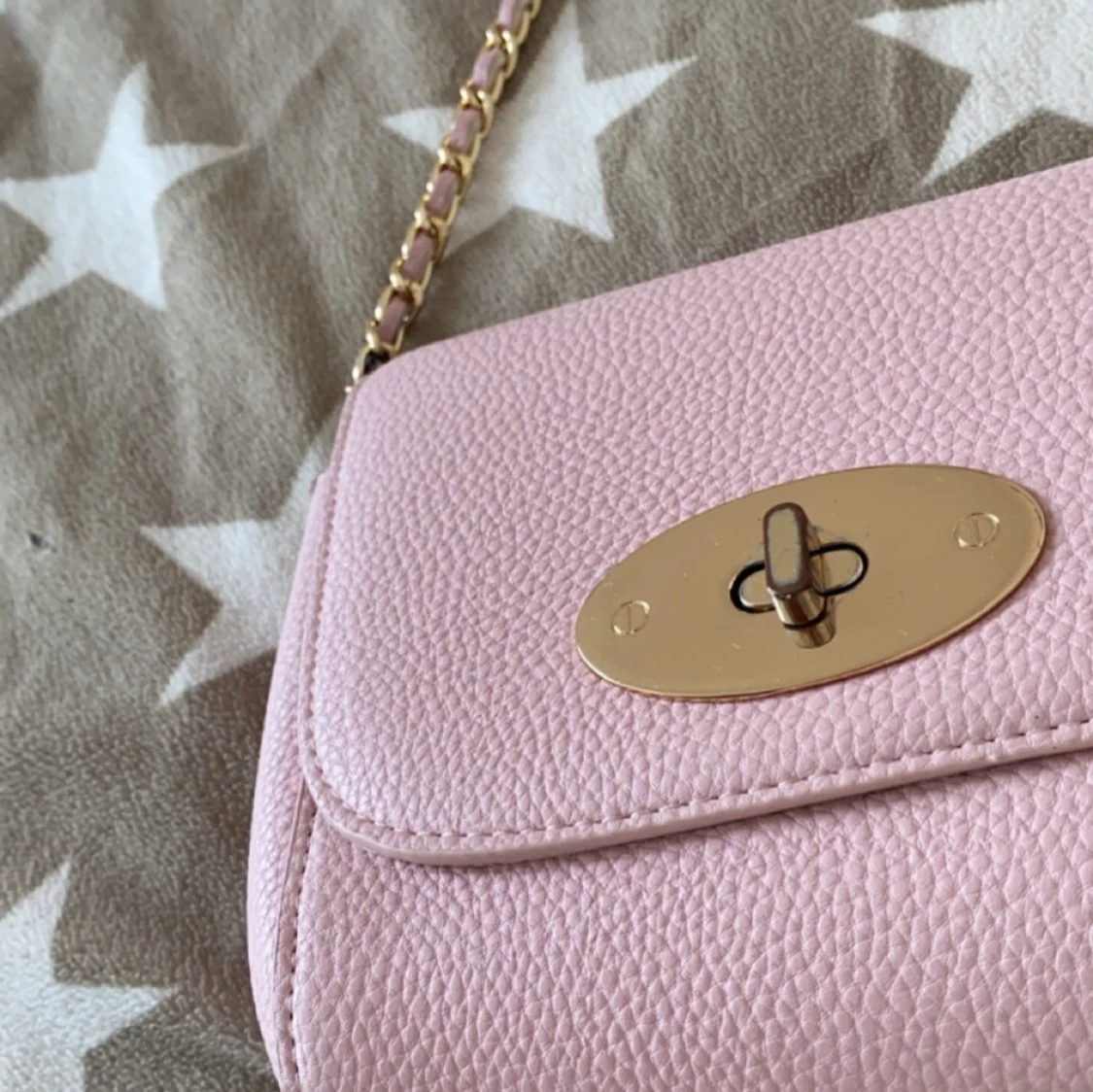 Rosa axelväska med kedja - 90