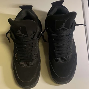 Jordan 4 Blackcats  - Blackcats storlek 43 Scanning in på skorna funkar 100%  Bra skicka Om ni bor i Göteborg kan vi mötas annars kostar 159kr frakt