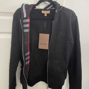 En helt ny Burberry zip hoodie i skick 10/10 som aldrig använts, säljer den då den är liten på mig, priset är inte hugget i sten så skriv va ni kan ge för den!