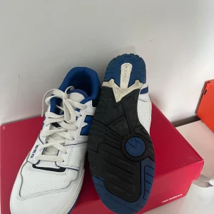 !New Balance 550’s - Säljer dessa skit fräscha skor i storlek 44   Skorna är enbart prövade vid 1 tillfälle på grund av fel storlek, i princip som ny 550kr  Fast pris, skickas inte, bara att skriva vid intresse :))