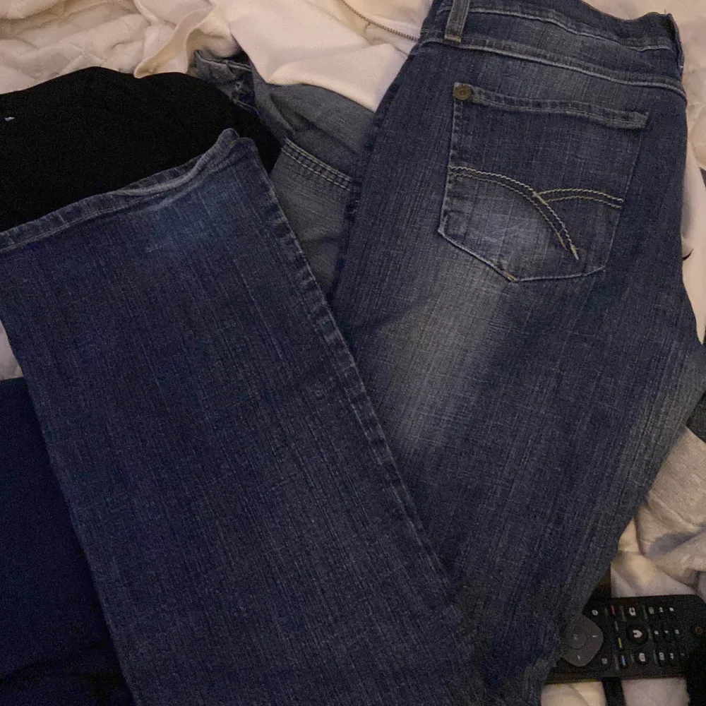 Jättesnygga, low waist, mörka jeans midjemått: 37 Innerbenslängd: 58. Jeans & Byxor.