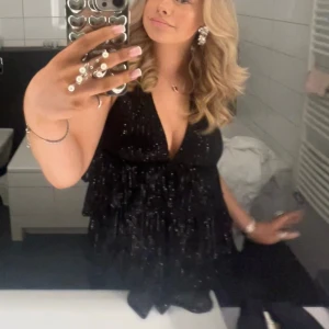 Klänning💘💘 - otrooooligt söt klänning som passar perfekt till fest eller nyår, verkligen finaste!!!🙏🏼🙏🏼💋 bara använd en gång, klicka på köp nu💕