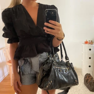 Silvriga glitter shorts/kjol - Super fin sillvrig kjol/shorts med kjol framtill och shorts baktill!❣️ från zara med prislapp kvar 