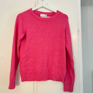 VILA tröja - Fin tröja från Vila i ett mysigt material, perfekt till hösten! Sparsamt använd, dock en söm som sticker ut men inget jag nånsin stört mig på. 