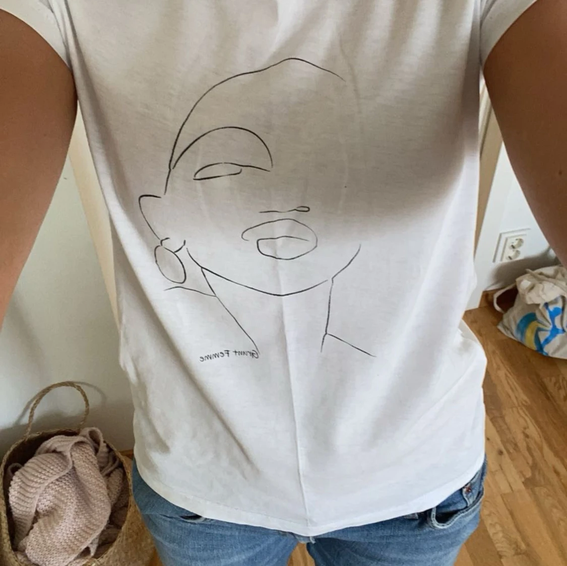 Vit topp med coolt tryck  - 90