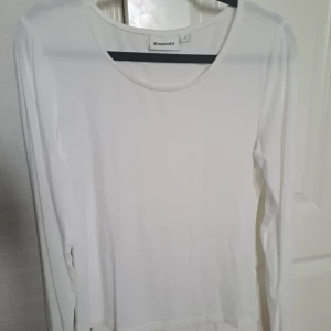 Vit långärmad  - Bra kvalitet och använd en gång. Fin u-rigning och väldigt stretching.✨️