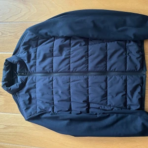 Svart jacka från Zara - En snygg mörkblå jacka från Zara, som är i fint skick. Perfekt nu till hösten. Storlek L men passar även M. 