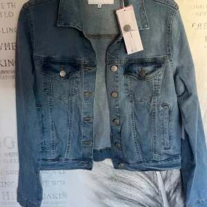 Oanvänd jeansjacka - Oanvänd jeansjacka. Stl 38 