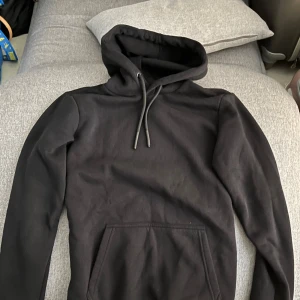 Svart Hoodie - Oanvänd Svart only sons hoodie  i Xs herr