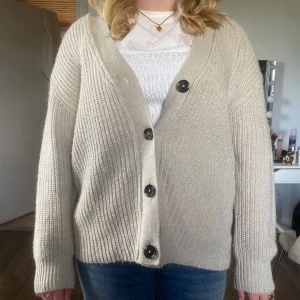 Stickad kofta  - Super fin stickad kofta, bra skick!