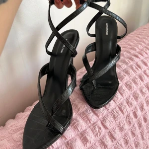 Klackskor  - Svarta stiletto klackar från Prettylittlething. Storlek 4 UK, 37.  Endast prövade. Säljer då dem är för smala i passform för mina fötter.
