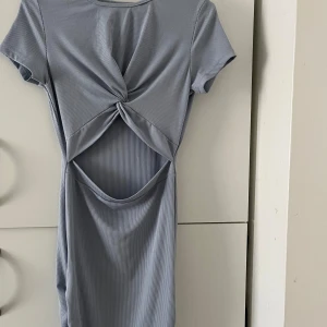 Ljusblå klänning -shein  - Ljusblå klänning från shein med cut i magen. 