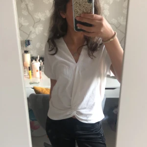 Blus - Säljer en superfin vit kortärmadblus från ginatricot i strl. XS. V-ringad och en designad knutning framtill. Den ger en väldigt clean look🤍