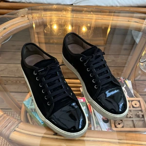 Lanvin cap toe  - Säljer mina sjukt snygga lanvin cap toe i väldigt bra skick! Finns en defekt, dm för bild. Storlek uk 8 passar runt 43, nypris 5000. Pris 2799. Kan diskuteras lite vid snabb affär.