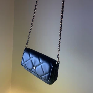 Söt väska  - Säljer denna väska med gulddetaljer. Den är helt oanvänd. 