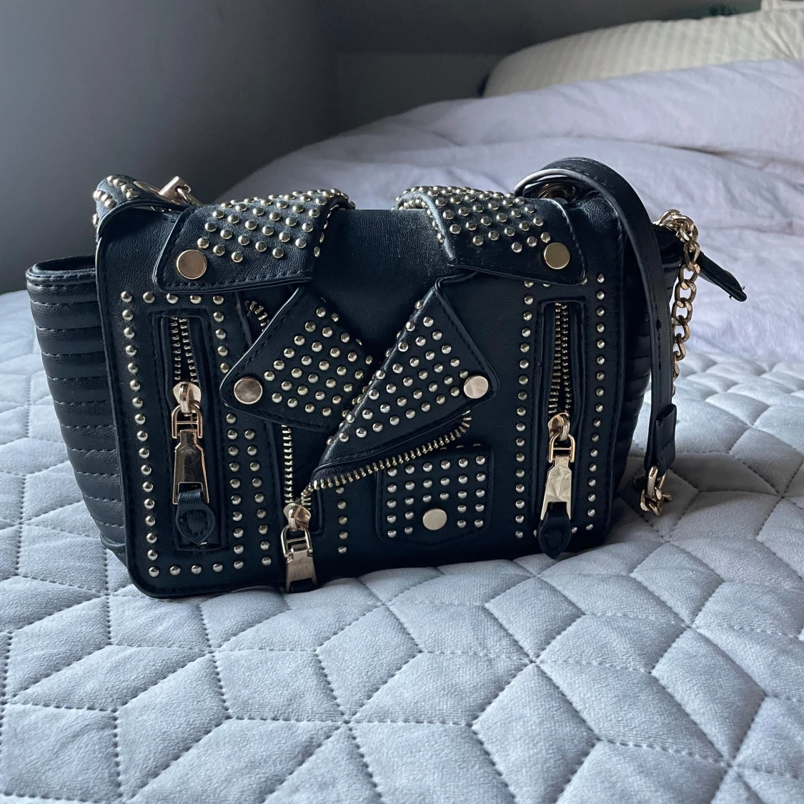 Svart väska med nitar  - 90