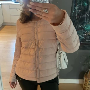 Höstjacka  - Supersöt höstjacka! Köpte den väldigt nyligen men säljer då den inte riktigt passade mig💕💕 jag har vikt upp den på bilderna så den är en aning längre, står inte heller storlek men den är typ en s