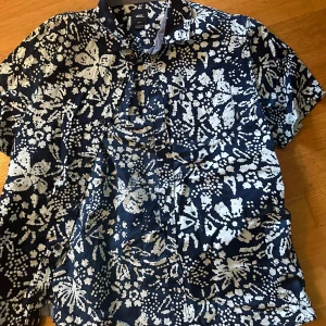 Mönstrad skjorta - Mönstrad vans-skjorta. Nyskick. Skriv vid fler bilder eller intresse 🖤