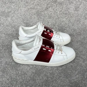 Valentino Open - Valentino Open Röd med glans | Storlek 44 | condition 7/10, har lite små repor på röda strecket och tån (höger sko bild 1, vänster sko bild 3) | inget og tillkommer