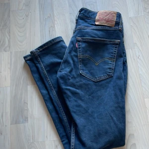 Levis 512 (NYSKICK) - Ett par Levis 512 i extremt bra skick. Storlek W30/L32. Absolut inga defekter eller några som helst fel. Priset kan diskuteras 😁🤝