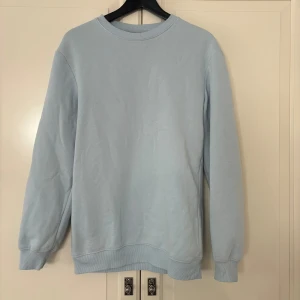 Sweatshirt  - Sweatshirt köpt på H&M:s herravdelning. Ett litet hål. Storlek XS.
