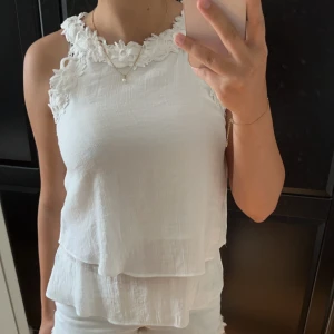 macys topp - jättefin topp köpt på macys i usa! den är använd fåtalet gånger och i nyskick🤩 den är i storlek M men passar mig som oftast har XS/S💗