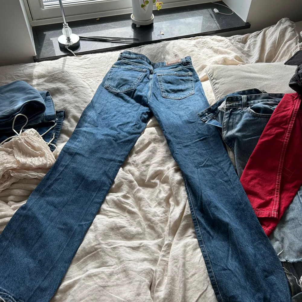 Höga jeans med raka ben storlek 36. Jeans & Byxor.