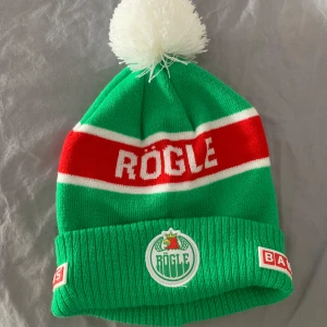 Rögle mössa  - Till alla Rögle fans! Säljer en helt ny oanvänd mössa som införskaffades förra säsongen 