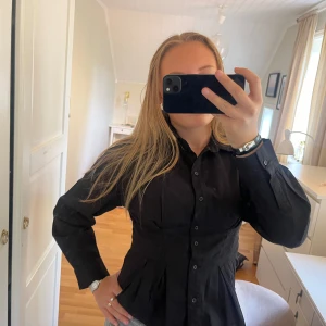 Cool blus - Säljer denna såå coola blusen/skortan med korsett midja från H&M. Strl M, aldrig använd