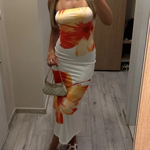 Klänning - Säljer denna fina somriga klänningen, endast använd vid ett tillfälle 