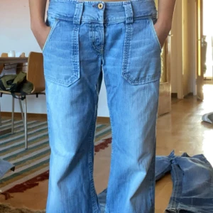 Blå jeans från Diesel - Säljer ett par snygga blå jeans från Diesel. De har en cool vintage look med stora framfickor och bakfickor. Jeansen är i en straight fit och har låg midja. Perfekta!!