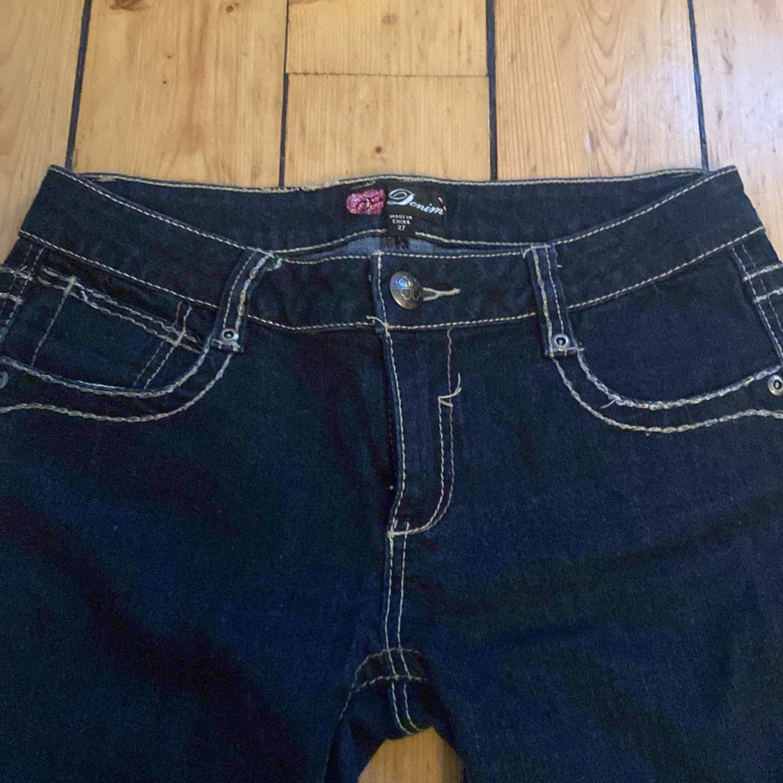 Lowwaist bootcut jeans med broderier på fickorna - 90