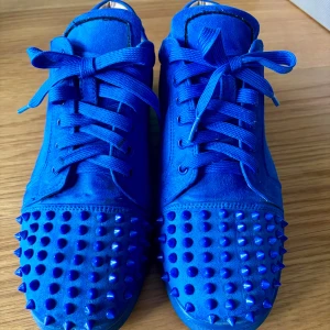  Christian Louboutin skor str 41 - Säljer att par snygga, kornblå, äkta CL skor i mycket bra skick. 