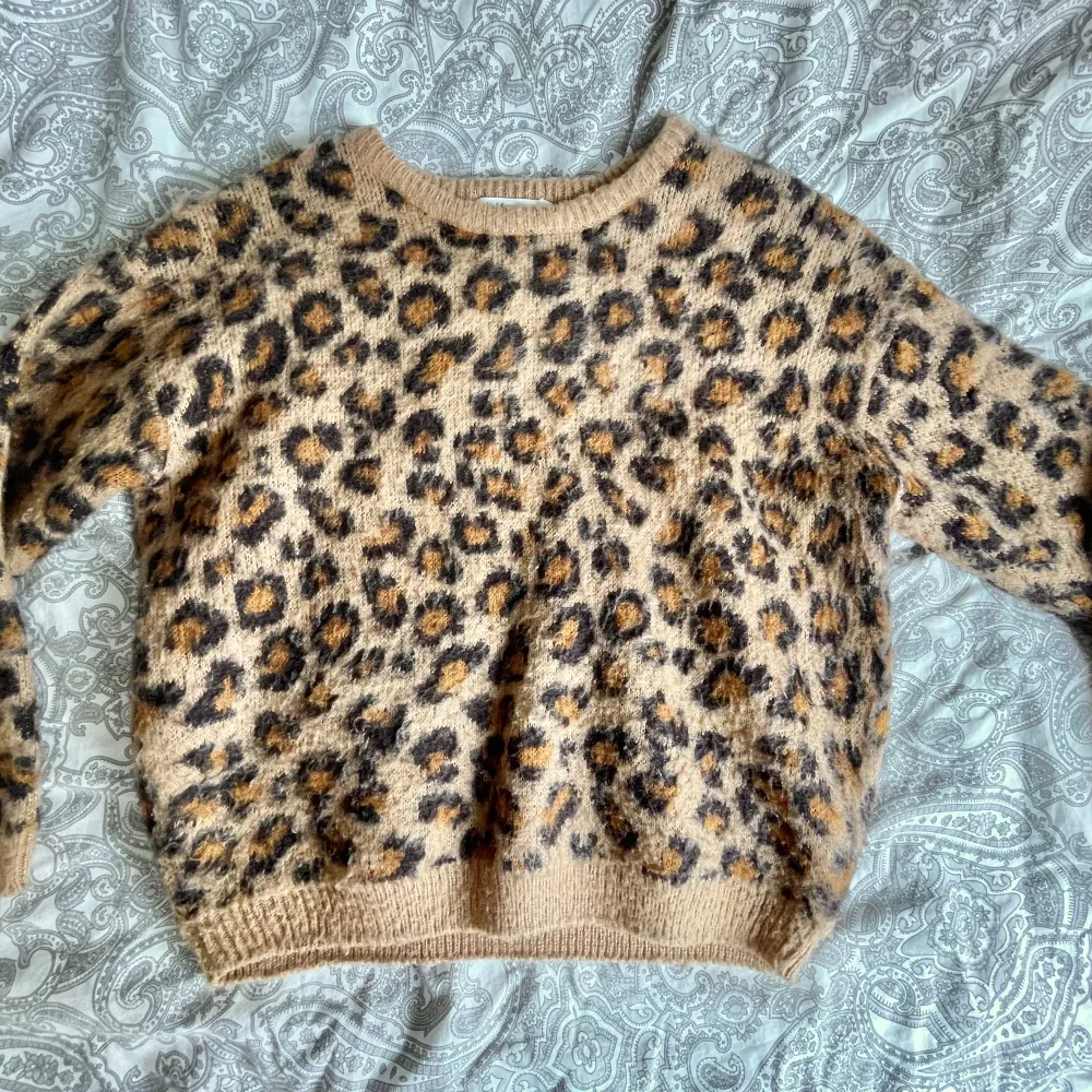 Stickad tröja med leopardmönster i fint skick!  Tröjan är använd ett fåtal gånger och säljer den eftersom den är för liten för mig 💕 Tröjan är från H&M i strl 146/152.  Pris 150 kr Hör av dig vid intresse! 🩷. Stickat.