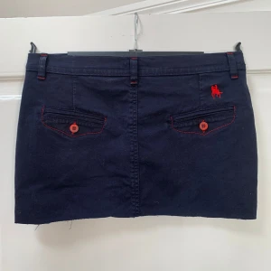 Minikjol - 💙 Blå minikjol med röda detaljer ❤️ Storlek 40 men passar mig som är 36! 💙 Klippt själv ❤️ Köpt secondhand